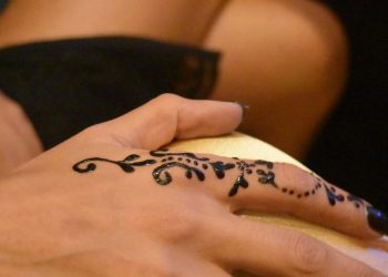 Hint Kınası Nasıl Çıkar?